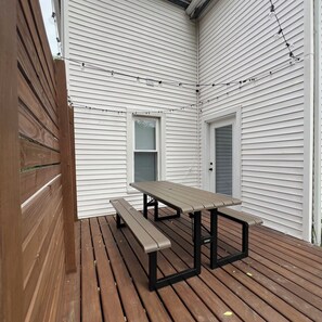 Outdoor dining - Downtown Oasis, Game Room, <3mi to Stadium, walk to coffee shops and restaurants (South Bend)