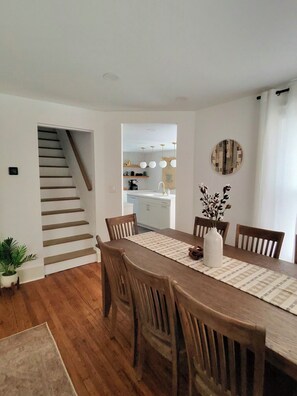 Dining - Downtown Oasis, Game Room, <3mi to Stadium, walk to coffee shops and restaurants (South Bend)