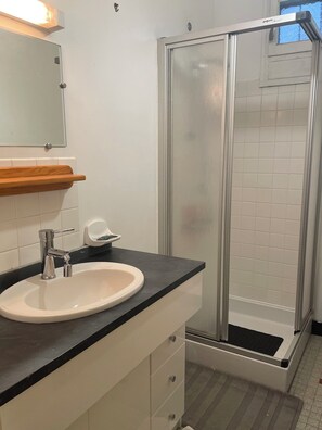 Bathroom - A Country Getaway (La Chapelle-Saint-Martial)
