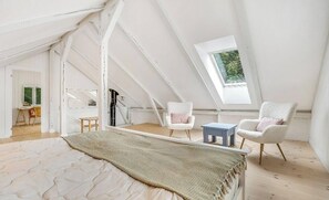 Desk, free WiFi - Historic farmhouse on Møn with forest and views (Borre)