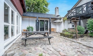 Outdoor dining - Historic farmhouse on Møn with forest and views (Borre)