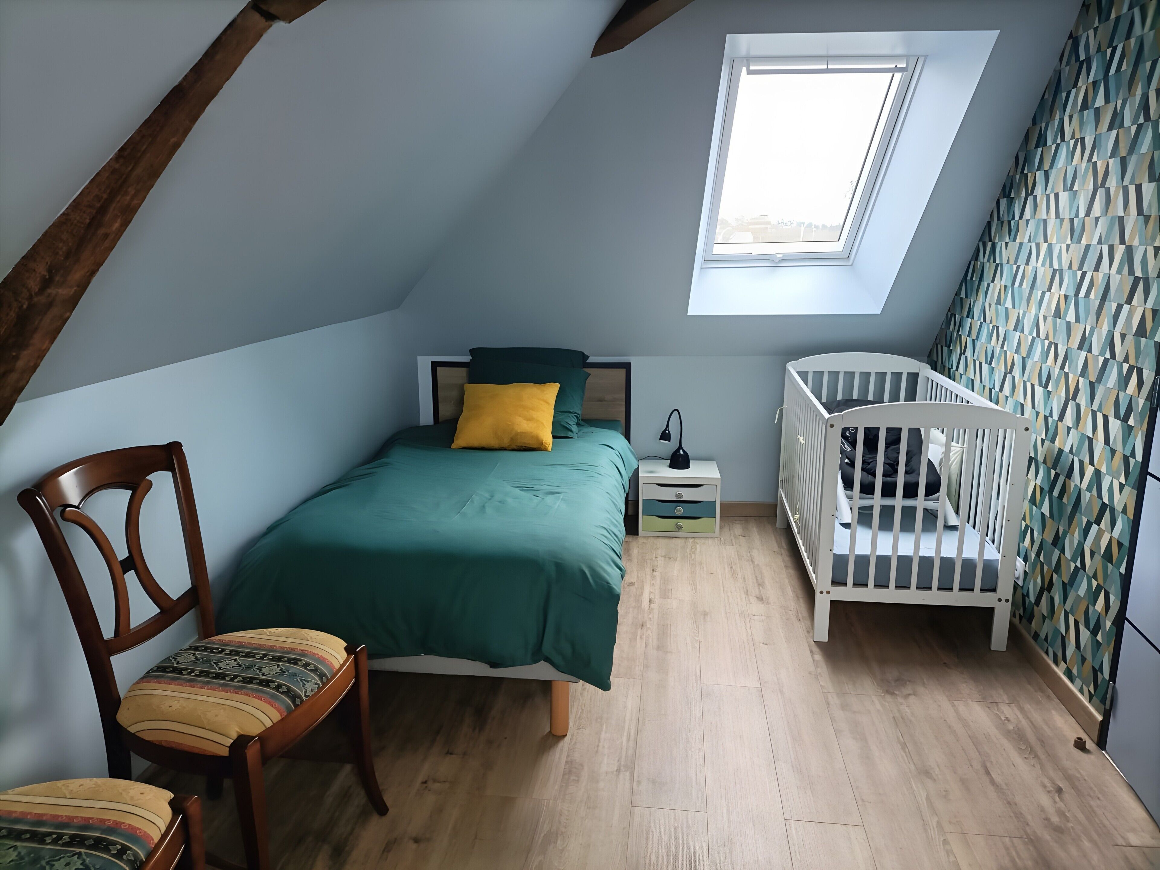 4 bedrooms, iron/ironing board, WiFi, bed sheets