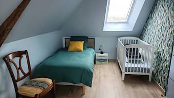 4 bedrooms, iron/ironing board, WiFi, bed sheets