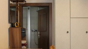 Un coin repas avec une table et des chaises en bois, un buffet et une armoire.