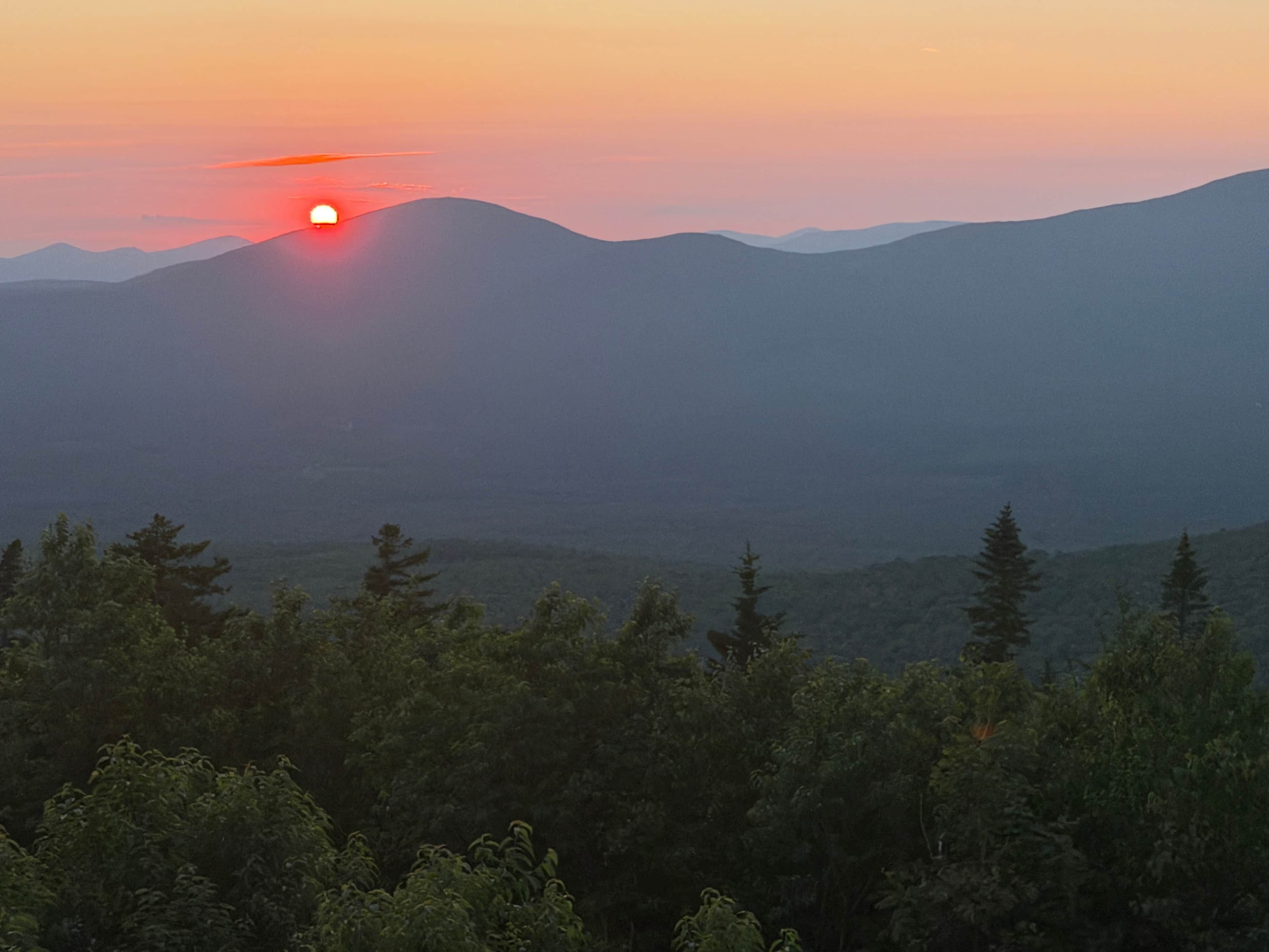 Un paysage de montagne au coucher du soleil.
