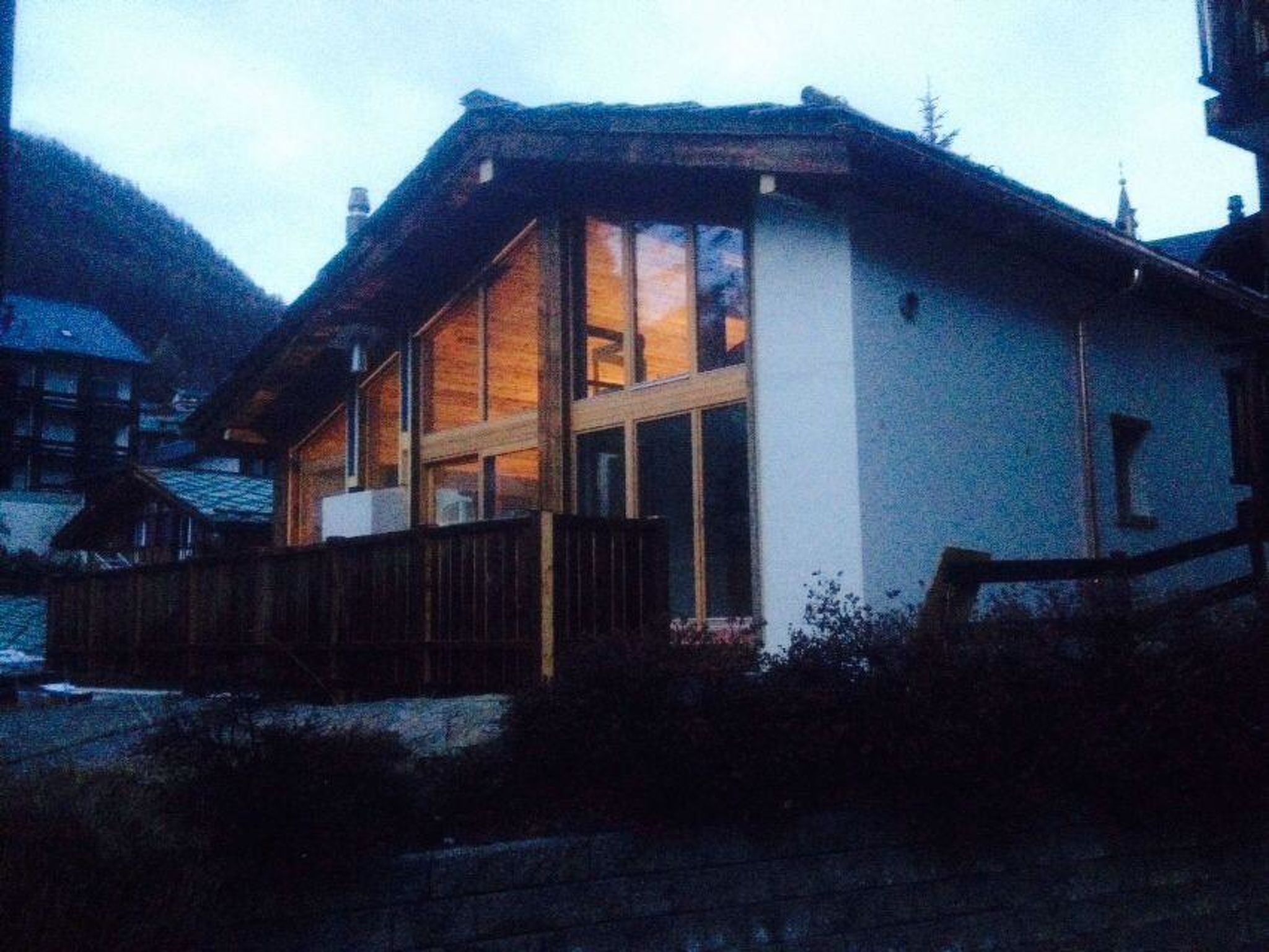 Et toetagers hus med en træterrasse foran.