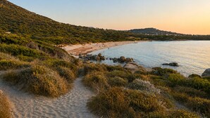A coastal path leading to a beach with a clear view of the sea and a hilly landscape in the background. - Casa di Luce - Hot tub & beach within walking distance, ocean view (Corbara)
