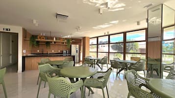 Una cocina moderna con refrigerador integrado, armarios de madera y encimera.