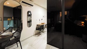 Un interior moderno con comedor, cocina y sala de estar.