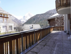 A balcony with a wooden railing overlooking a mountainous landscape. - Fee-Rien Appartement/Fewo 4-Bettwohnung by Interhome (Saas-Fee)