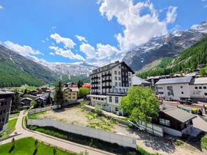 Eine bergige Stadt mit Gebäuden, einer Straße und blauem Himmel.