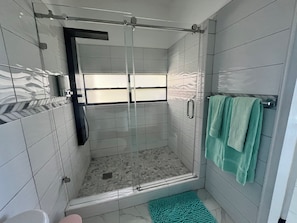 Douche, séchoir à cheveux, serviettes fournies, savon