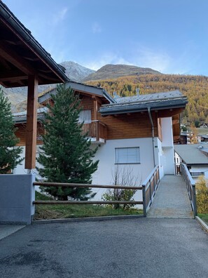A wooden chalet with a balcony, a view of a mountain, and a clear sky. - Perrine 1 Appartement/Fewo Appartement/Fewo by Interhome (Saas-Fee)