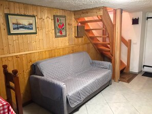 TV - 'Gran's House' Apartment with Wi-Fi (Zornasco)