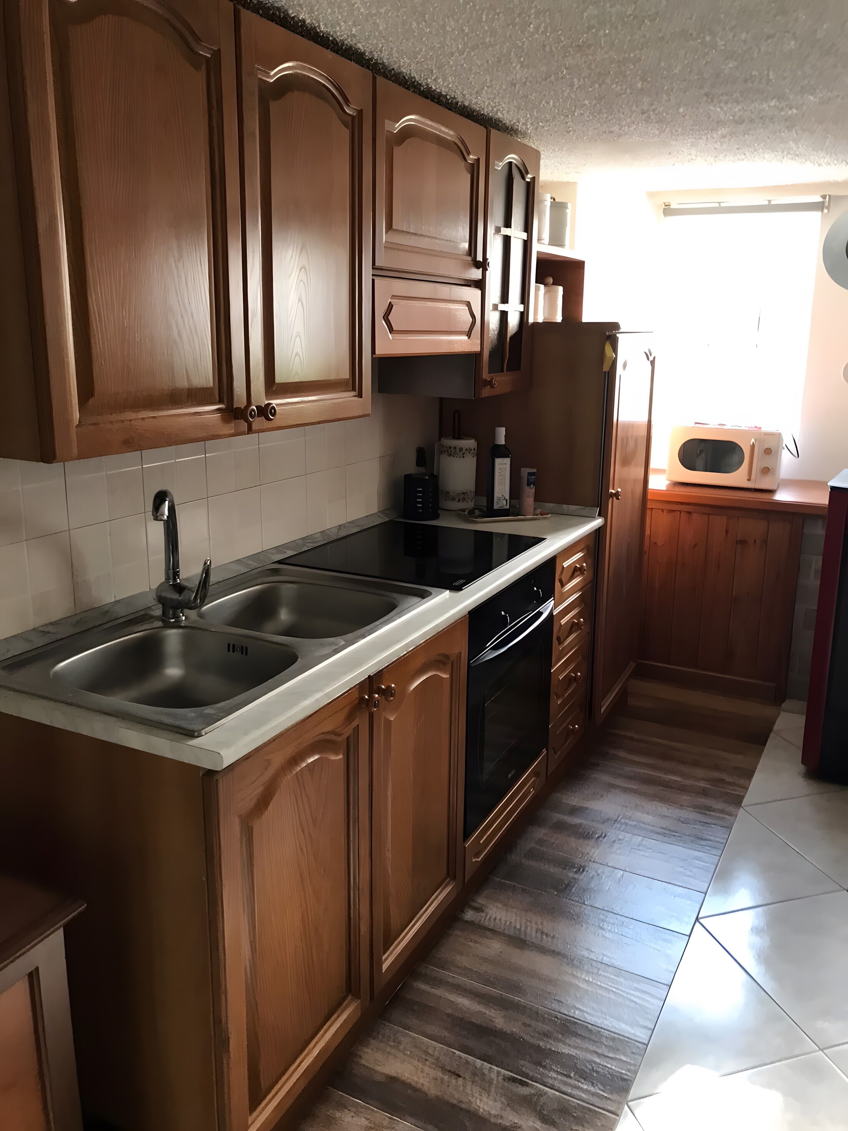 Wasserkocher mit Kaffee-/Teezubehör, Kühlschrank, Mikrowelle, Ofen