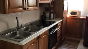 Wasserkocher mit Kaffee-/Teezubehör, Kühlschrank, Mikrowelle, Ofen
