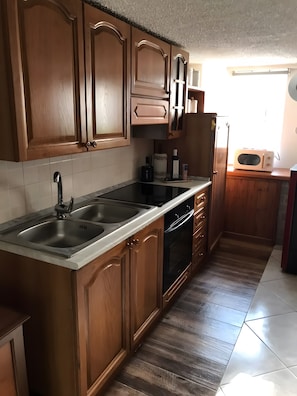 Wasserkocher mit Kaffee-/Teezubehör, Kühlschrank, Mikrowelle, Ofen