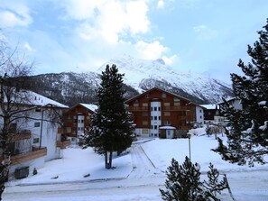 A snow-covered mountain resort with multi-story buildings, a clear sky, and a snow-covered landscape. - Apollo Appartement/Fewo 4-Bettwohnung Nr. 7 by Interhome (Saas-Fee)