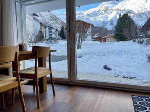 A room with a large window overlooking a snowy landscape with mountains. - Romaine Appartement/Fewo Appartement/Fewo by Interhome (Saas-Fee)