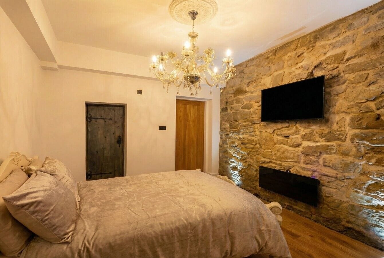 1 bedroom, desk, iron/ironing board, WiFi
