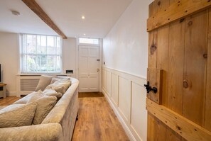 A room with a long wooden bench, a white door, and a window with blinds. - Stone-Walled 1-Bed with Fireplace · Sleeps 2 by St Edward`s Church, Castle Donington (Castle Donington)