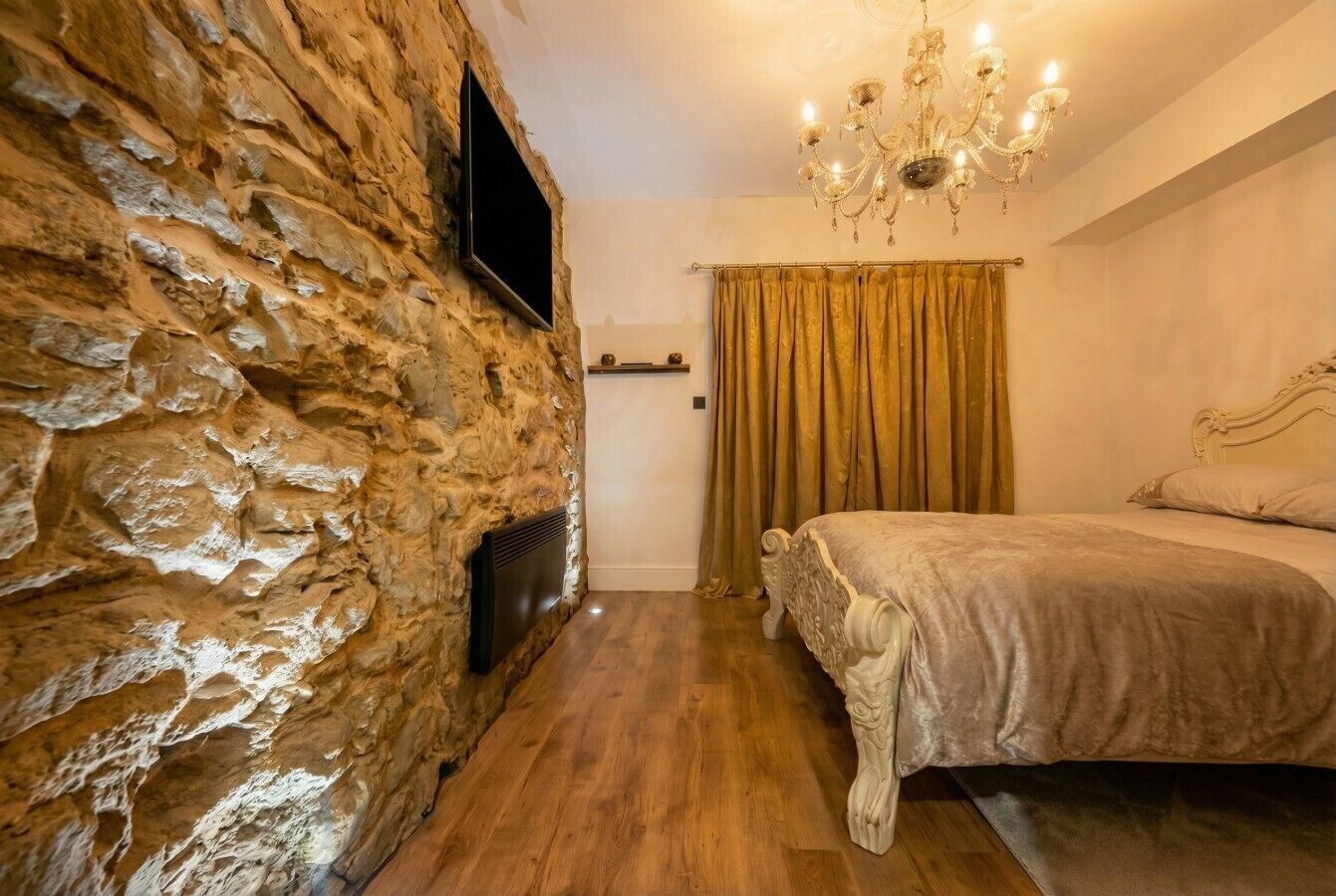 1 bedroom, desk, iron/ironing board, WiFi