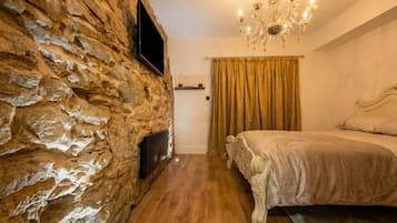 1 bedroom, desk, iron/ironing board, WiFi