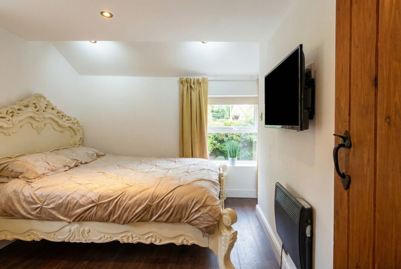 1 bedroom, desk, iron/ironing board, WiFi
