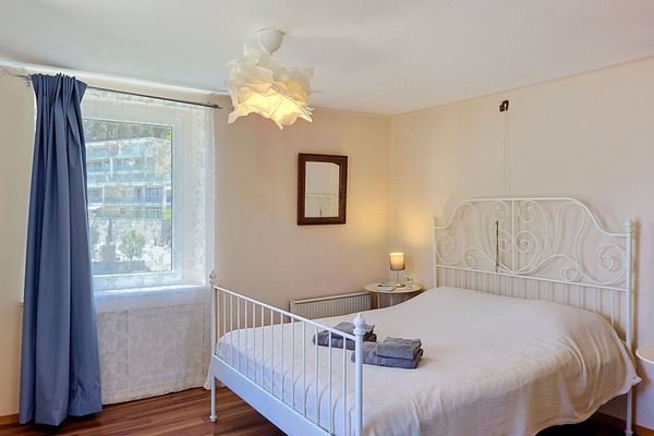 Bett, Interior Design, Möbel, Schlafzimmer, Bedding, Wand, Fussboden, Holz, Bettdecke, Flooring