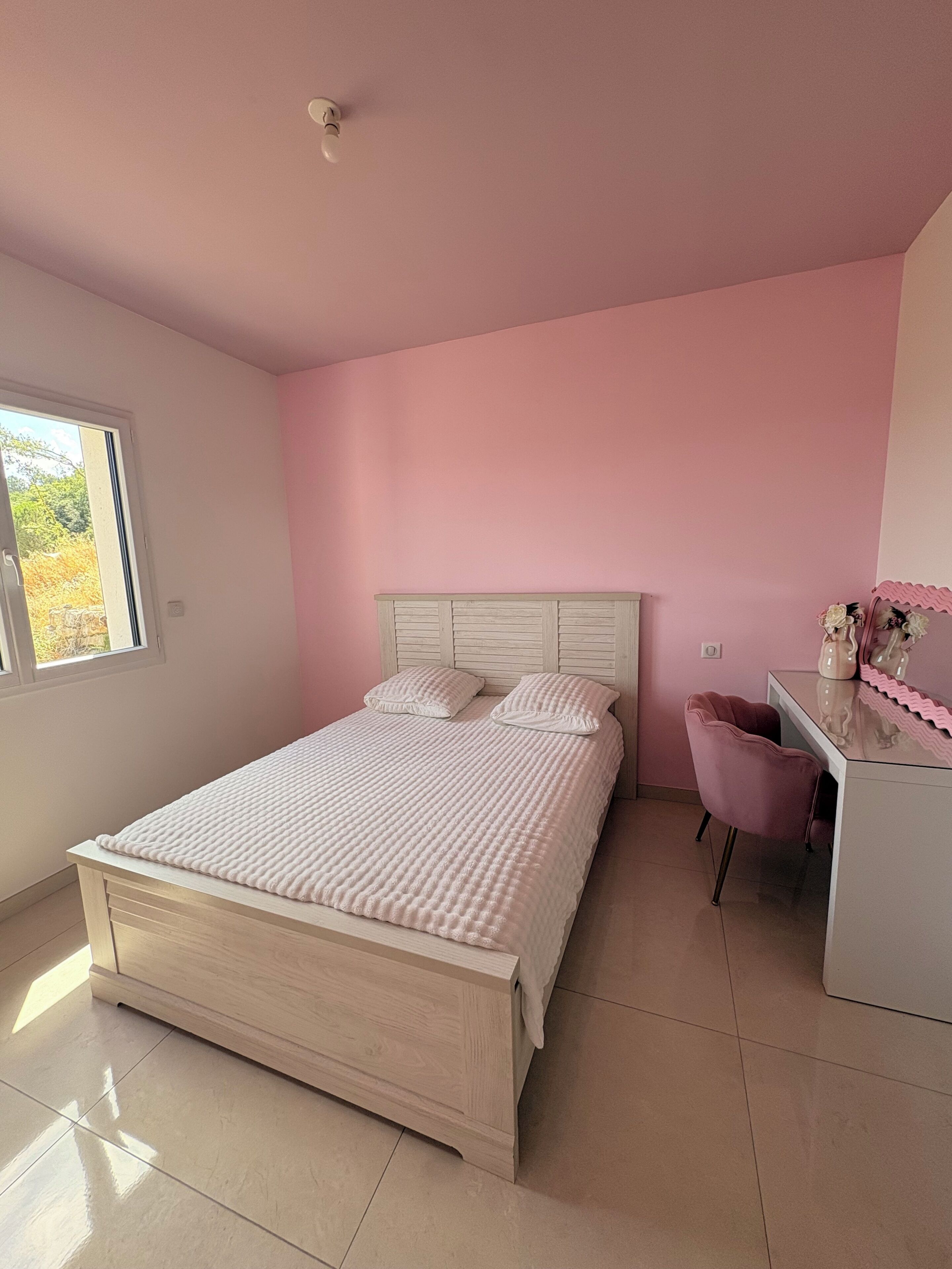 Une chambre à coucher avec un lit, un bureau et une chaise.