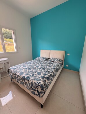A bedroom with a bed, a desk, and a window. - The prestigious Cévenol (Saint-Martin-de-Valgalgues)