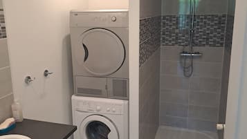 Douche, serviettes fournies