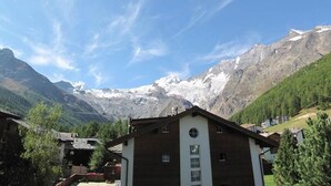 A mountain village with traditional wooden houses, a clear blue sky, and snow-capped peaks in the background. - Sarazena Appartement/Fewo 2-Bettwohnung N by Interhome (Saas-Fee)