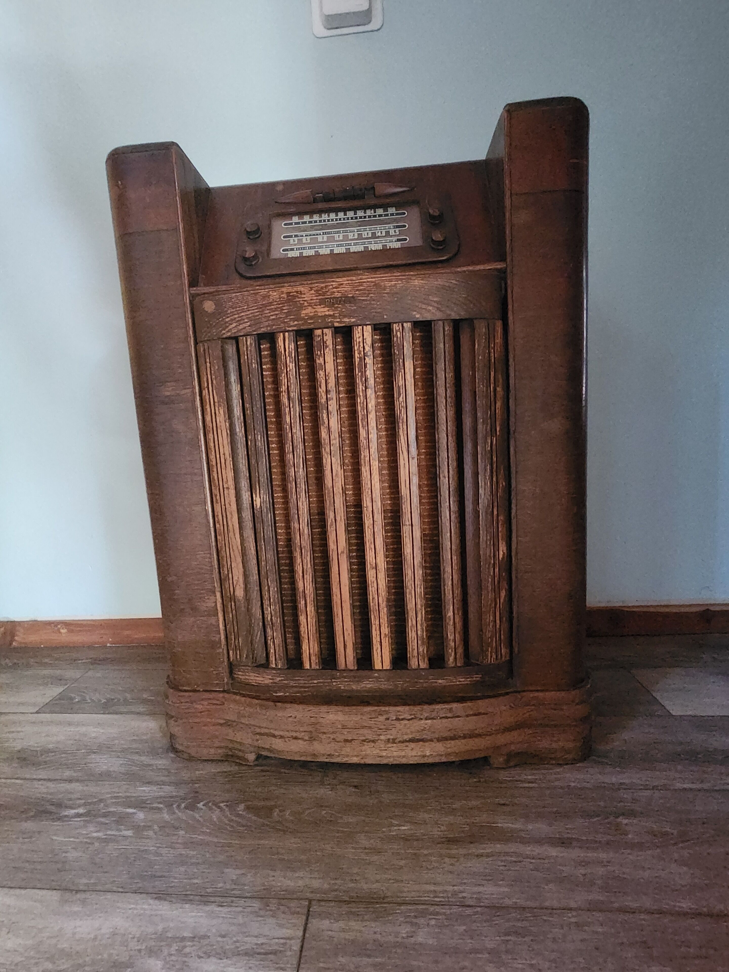 Una silla de madera con respaldo de listones y una etiqueta en la parte frontal.