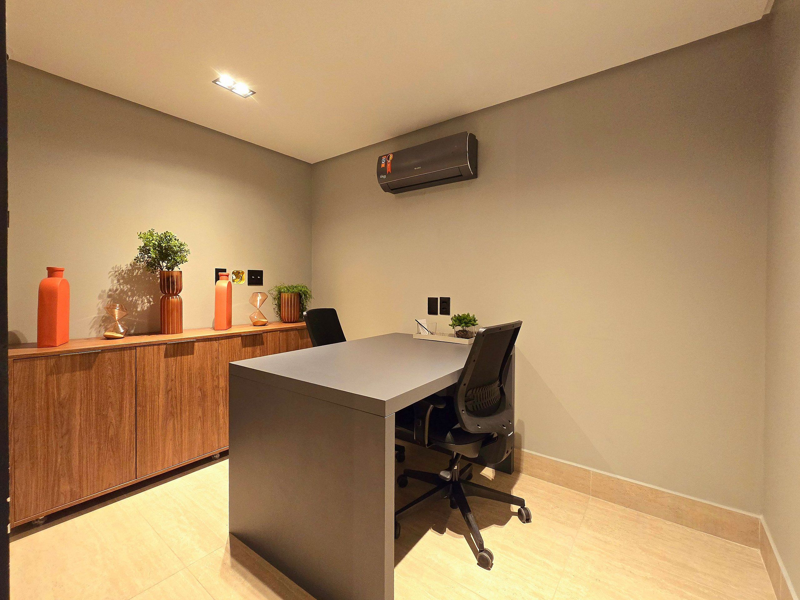 Un espacio de oficina moderno con un escritorio, una silla y un armario de madera.