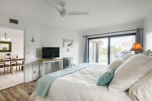 Iron/ironing board, WiFi, bed sheets - BEACHFRONT! Beautiful pool, hot tub, tennis, pickle &LOTS of restaurants nearby! (St. Augustine)