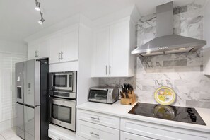 Private kitchen - BEACHFRONT! Beautiful pool, hot tub, tennis, pickle &LOTS of restaurants nearby! (St. Augustine)