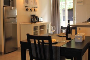 Wasserkocher mit Kaffee-/Teezubehör, Kühlschrank, Mikrowelle, Ofen