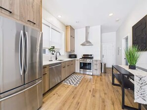 Private kitchen - The Zen Duplex: Two Private Suites for Groups (Chicago)
