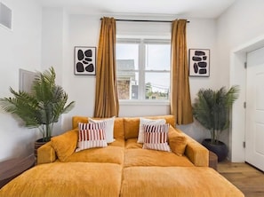 Living area - The Zen Duplex: Two Private Suites for Groups (Chicago)