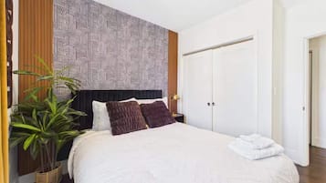 Tabla de planchar con plancha, cuna de viaje, wifi gratis y ropa de cama