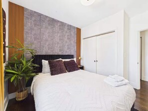 Tabla de planchar con plancha, cuna de viaje, wifi gratis y ropa de cama
