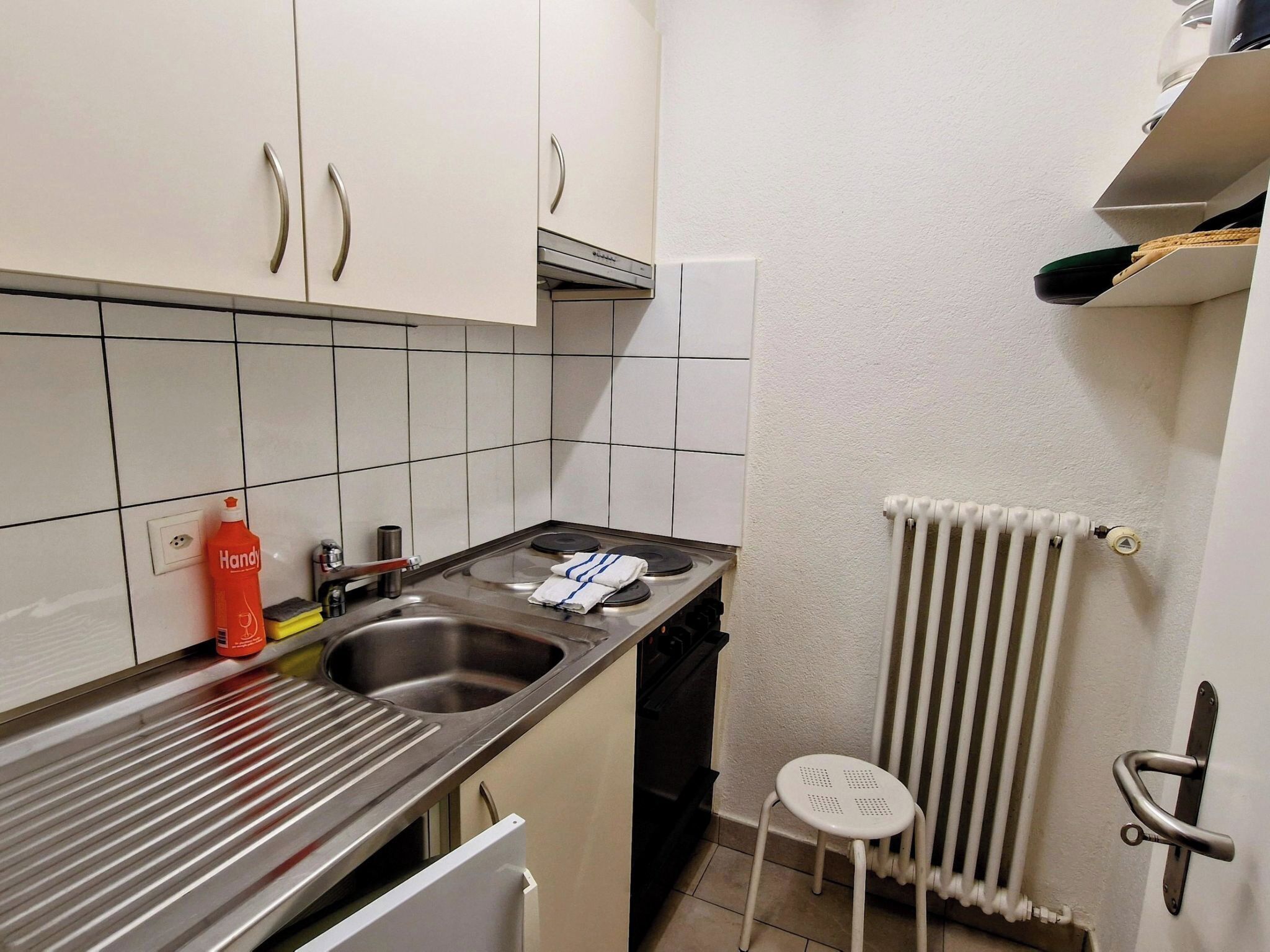 Fridge, oven, cookware/dishes/utensils