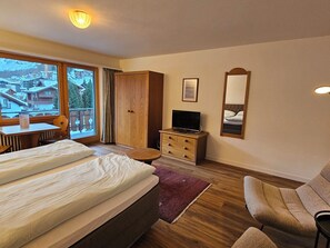 Une chambre d’hôtel équipée d’un lit, d’une télévision, d’un bureau et d’une chaise.