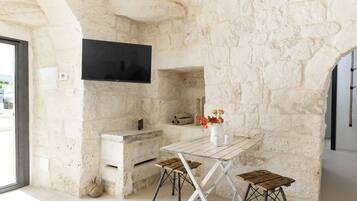 Luxury Suite, Private Pool | Dining