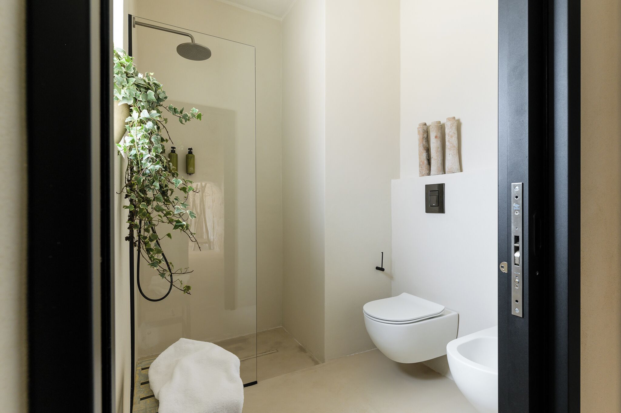 Suite de lujo, piscina privada | Baño | Ducha, artículos de higiene personal gratuitos y secador de pelo