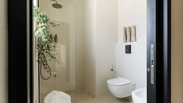 Suite de lujo, piscina privada | Baño | Ducha, artículos de higiene personal gratuitos y secador de pelo