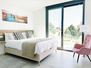 Een strijkplank/strijkijzer, wifi, beddengoed