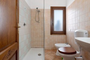 Ducha, secador de pelo y toallas
