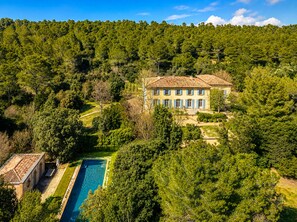 A large house with a swimming pool surrounded by dense forest. - Provence Bastide XVIIIe Moderne, Calme, 10mn d'Aix - Ste-Victoire (Vauvenargues)